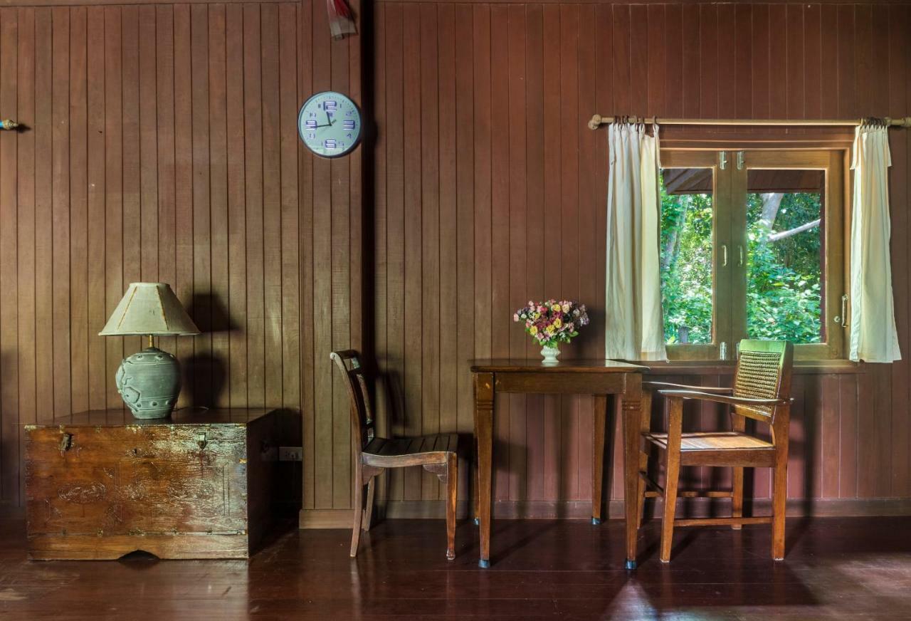 Baan Mai Beachfront Lone Island Пхукет Экстерьер фото