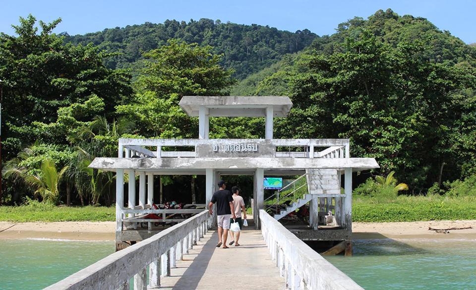 Baan Mai Beachfront Lone Island Пхукет Экстерьер фото
