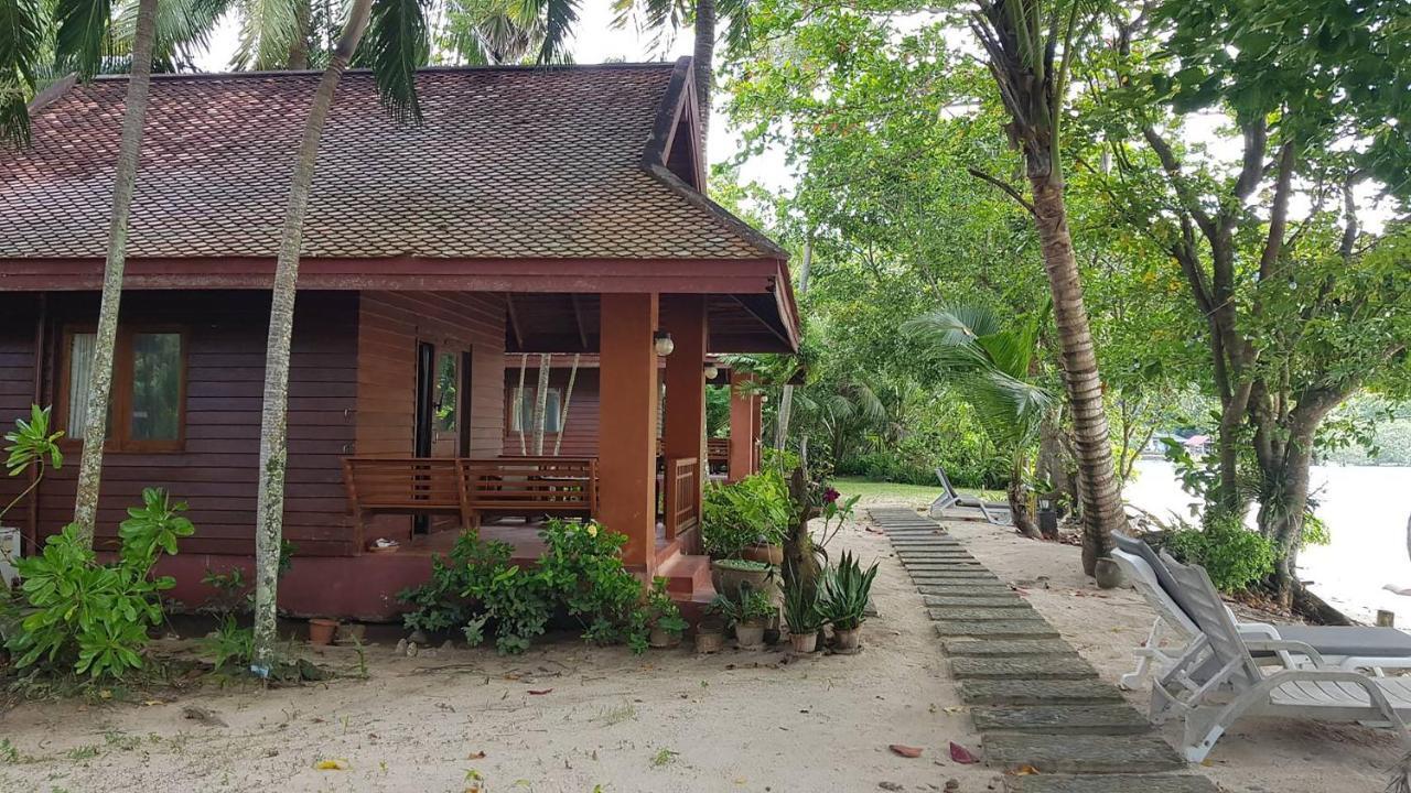 Baan Mai Beachfront Lone Island Пхукет Экстерьер фото